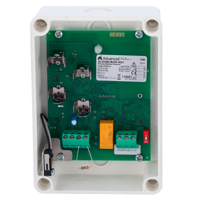 Placa eletrónica verde numa caixa branca com etiqueta Advanced 20-SGMCB200-ADV
