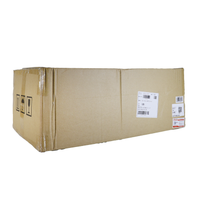 Caixa de cartão castanha com etiquetas de envio e códigos de barras