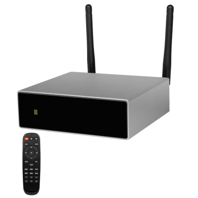 Aparelho eletrônico com antenas e comando remoto preto