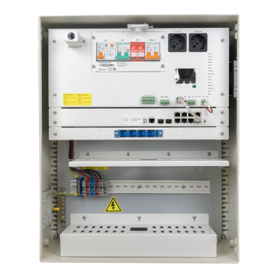 Quadro elétrico metálico branco com disjuntores, conectores e tomadas AC