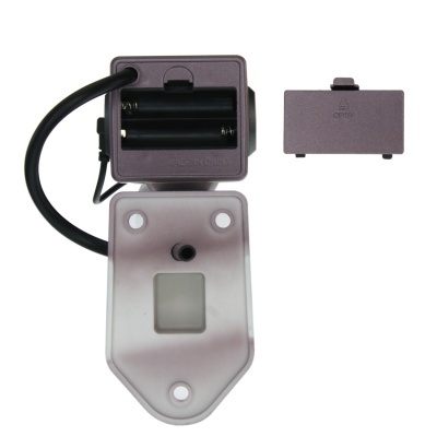 Dispositivo eletrônico cinzento com compartimento para pilhas aberto e tampa removível.