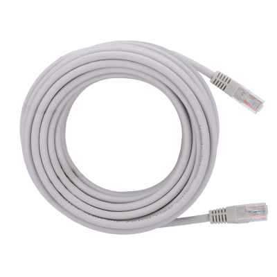Cabo de rede Ethernet branco com conectores RJ45