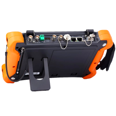 Dispositivo portátil preto com bordas laranja e várias portas de conexão.