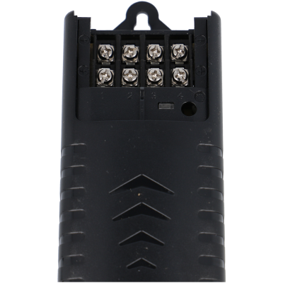 Conector elétrico preto com contatos de metal e parafusos