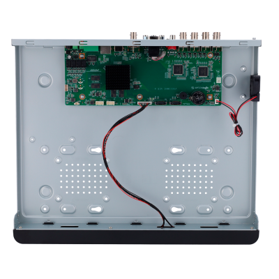 Dispositivo eletrónico aberto mostrando placa de circuito interno e estrutura metálica cinza