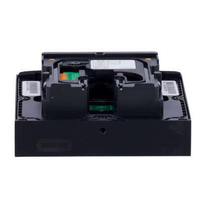 Dispositivo preto com etiquetas e componentes eletrónicos