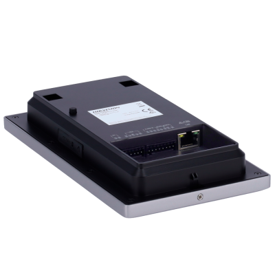 Leitor de cartão de acesso preto com placa metálica prateada