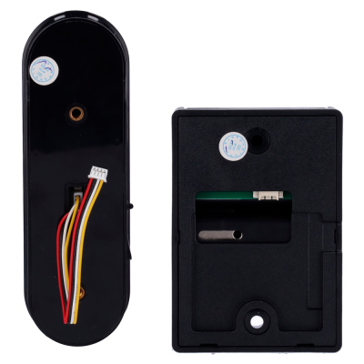 Peças eletrónicas de plástico preto com fios coloridos e selos brancos com texto azul