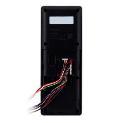 Parte traseira de terminal inteligente preto com fios coloridos ligados