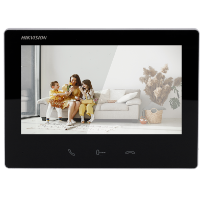 Monitor de vídeo preto HIKVISION a mostrar imagem de uma família num sofá branco