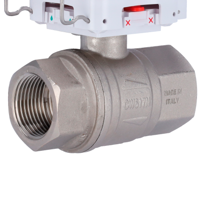 Válvula de esfera metálica com atuador branco e símbolos coloridos