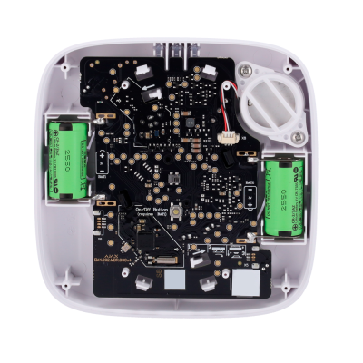 Interior de dispositivo eletrônico com placa preta e baterias verdes