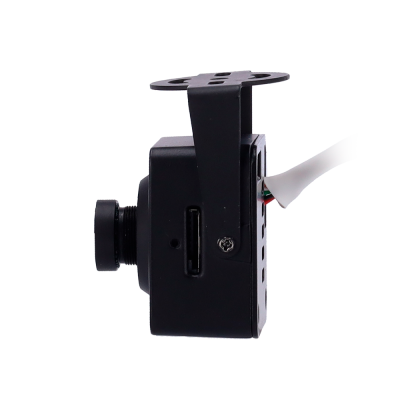 Câmara de vigilância preta com suporte metálico e fios para ligação.