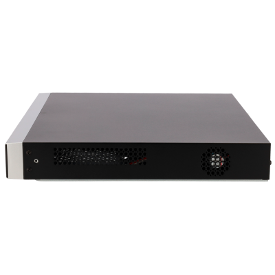 Equipamento eletrônico preto e prateado com grelhas e parafusos frente, sobre fundo branco