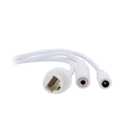 Cabo branco com conectores RJ45 e DC em fundo branco