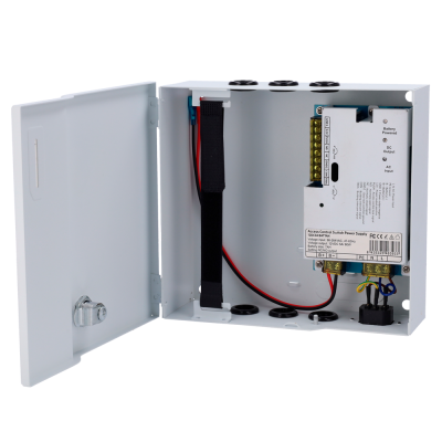 Painel elétrico metálico branco com porta aberta e fonte de alimentação interna