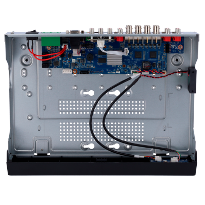 Aparelho eletrónico aberto com placa de circuito e cabos visíveis