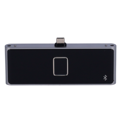 dispositivo eletrônico adaptador USB-C cinza e preto com botão quadrado e símbolo Bluetooth