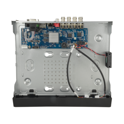 Dispositivo eletrónico aberto com placa de circuito azul e caixa metálica