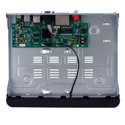 Dispositivo eletrónico aberto com placa de circuito verde e estrutura metálica prateada