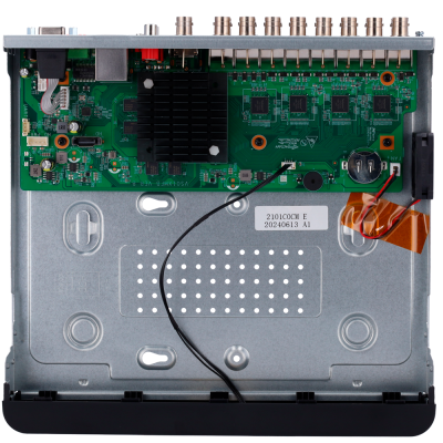 Componente eletrónico com placa verde e carcaça metálica