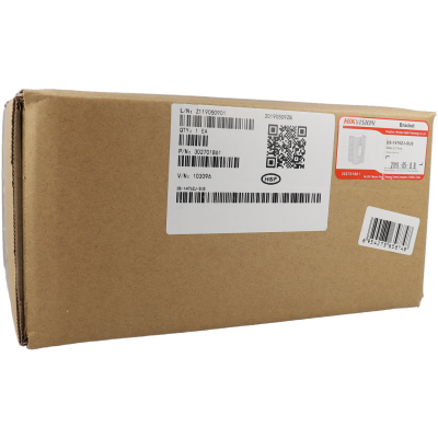 Caixa de cartão marrom com etiquetas e códigos de barras