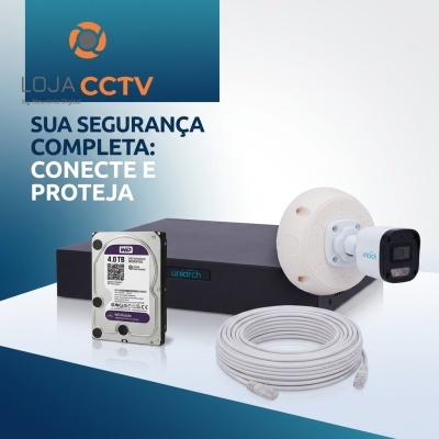 Kit de segurança CCTV com disco rígido, gravador, câmara e cabo de rede sobre fundo branco e azul
