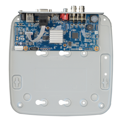 Placa eletrónica azul montada numa base plástica cinzenta com aberturas e suportes.