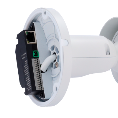 Parte interna de câmara de segurança branca com placa eletrónica preta e conector Ethernet