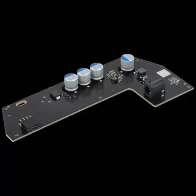 Placa eletrónica preta com condensadores azuis e prateados e vários componentes.