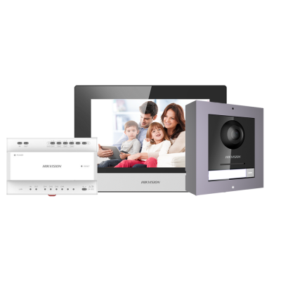 Sistema de videovigilância Hikvision com monitor, unidade exterior e controlo.