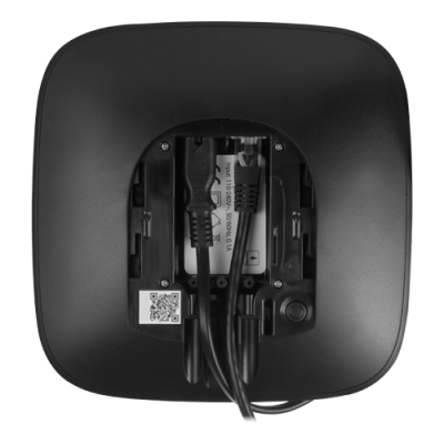 Base preta de dispositivo eletrónico com fios e etiqueta QR