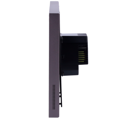 Dispositivo eletrónico quadrado com orifícios e conexão preta na lateral