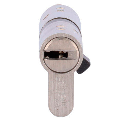 Cilindro de fechadura metálico prateado com abertura para chave