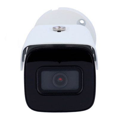 Câmara de vigilância branca e preta com lente visível e cabo