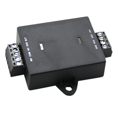 Módulo eletrónico preto com terminais e texto impresso nas conexões