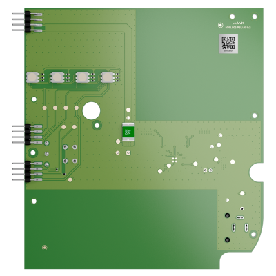 Placa de circuito verde com componentes eletrónicos e QR code no canto superior direito