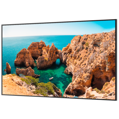 Televisor plano a mostrar falésias e mar azul com barco