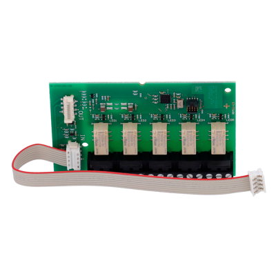 Placa eletrónica verde com cinco relés brancos e cabo flat cinza com linha vermelha
