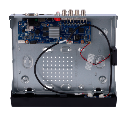 Estrutura interna metálica de dispositivo eletrónico com placa azul e conectores BNC