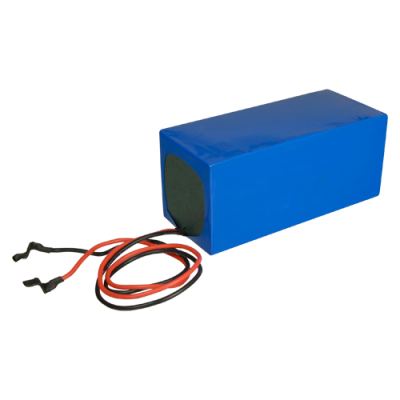 Bateria retangular azul com cabos vermelho e preto