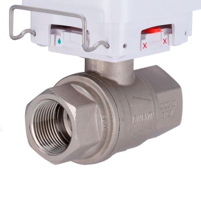 válvula esférica metálica com peça plástica branca e símbolos coloridos