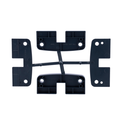 Peças plásticas pretas ligadas com furos e recortes geométricos