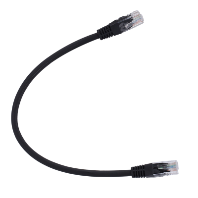 Coluna de som cylindrical cinza e branca com cabo Ethernet preto
