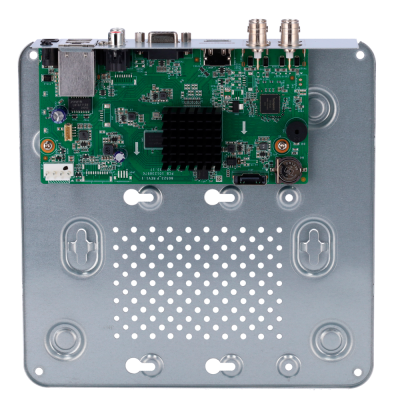 Placa eletrónica verde com componentes numa base metálica prateada