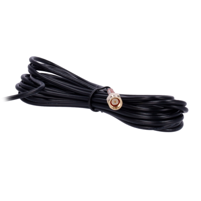 Cabo coaxial preto enrolado com conector dourado num fundo branco