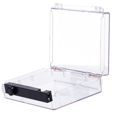 Caixa de plástico transparente aberta com fecho preto