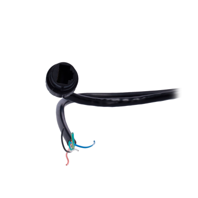 Cabo preto com conector e fios expostos em fundo branco