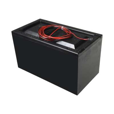 Bateria preta retangular com fios vermelhos na parte superior