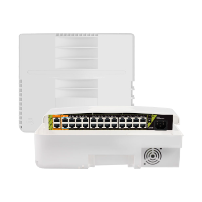 Comutador de rede branco com 24 portas Ethernet em fundo branco